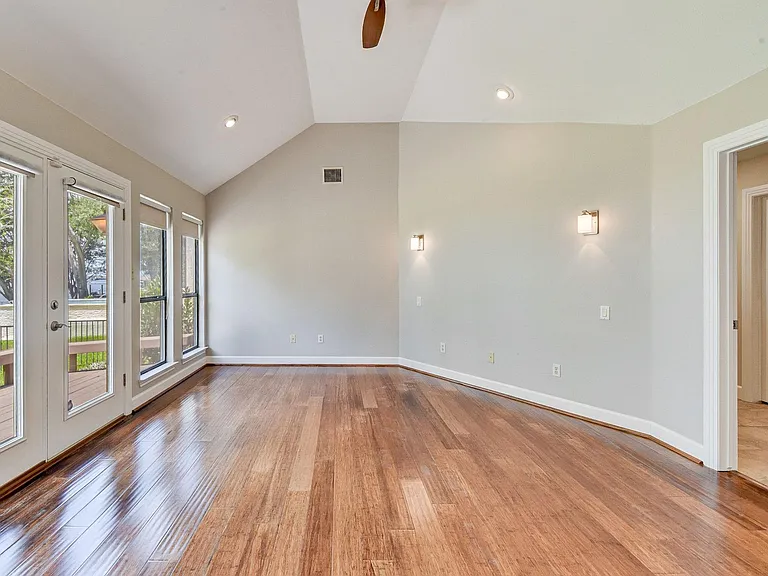 10045 Valley Dr S — Photo 24