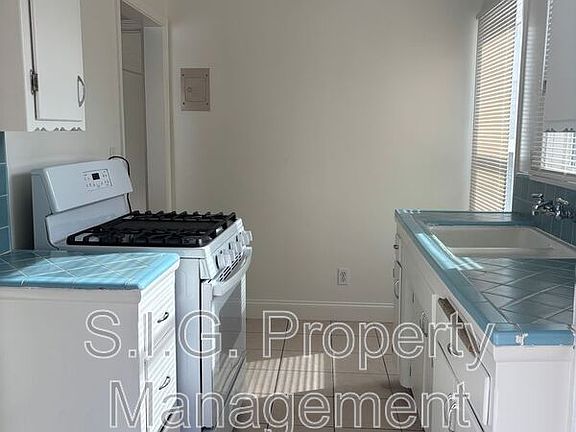 4th image of 217 N Buena Vista St