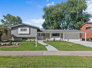 1074 Blairmoor Ct, Grosse Pointe Woods, MI 48236