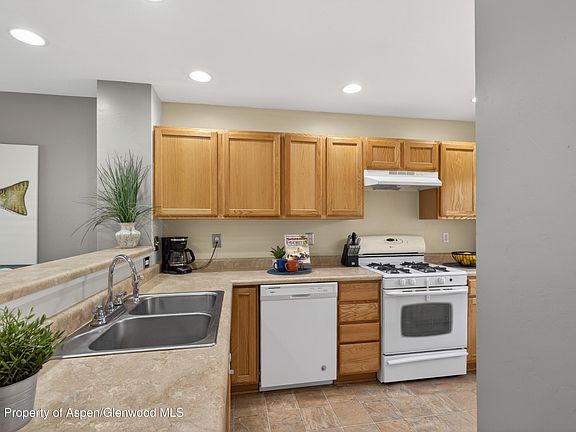 4th image of 247 E Capital Ct