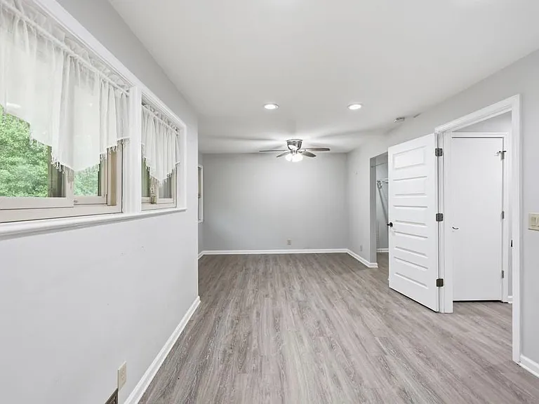 989 Rudolph St — Photo 18