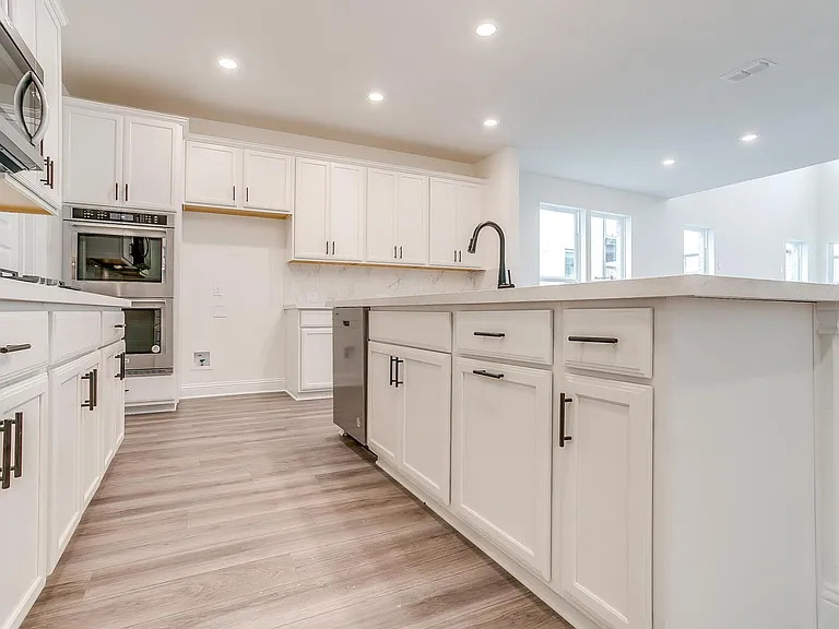 9836 Derbyshire Dr — Photo 44