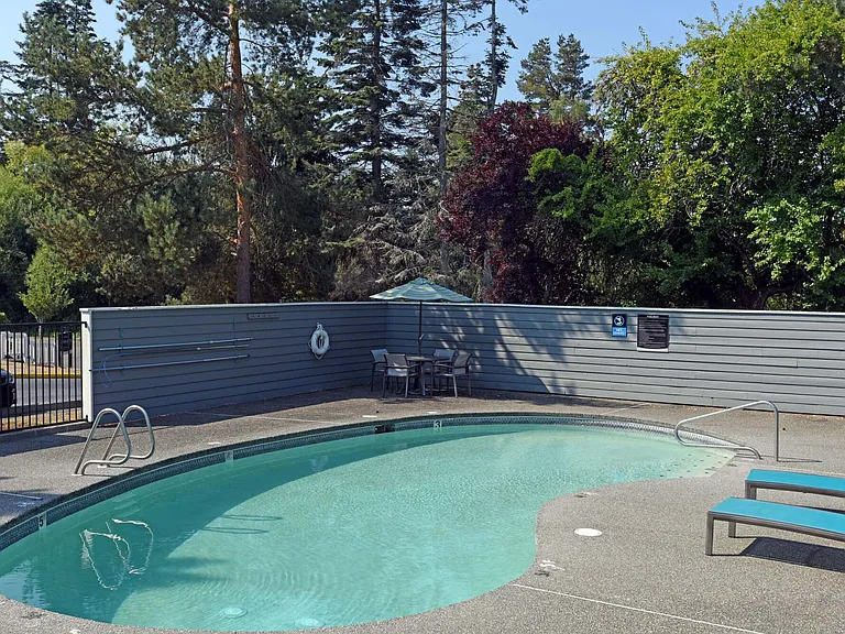 Spinnaker Apartments — Photo 29