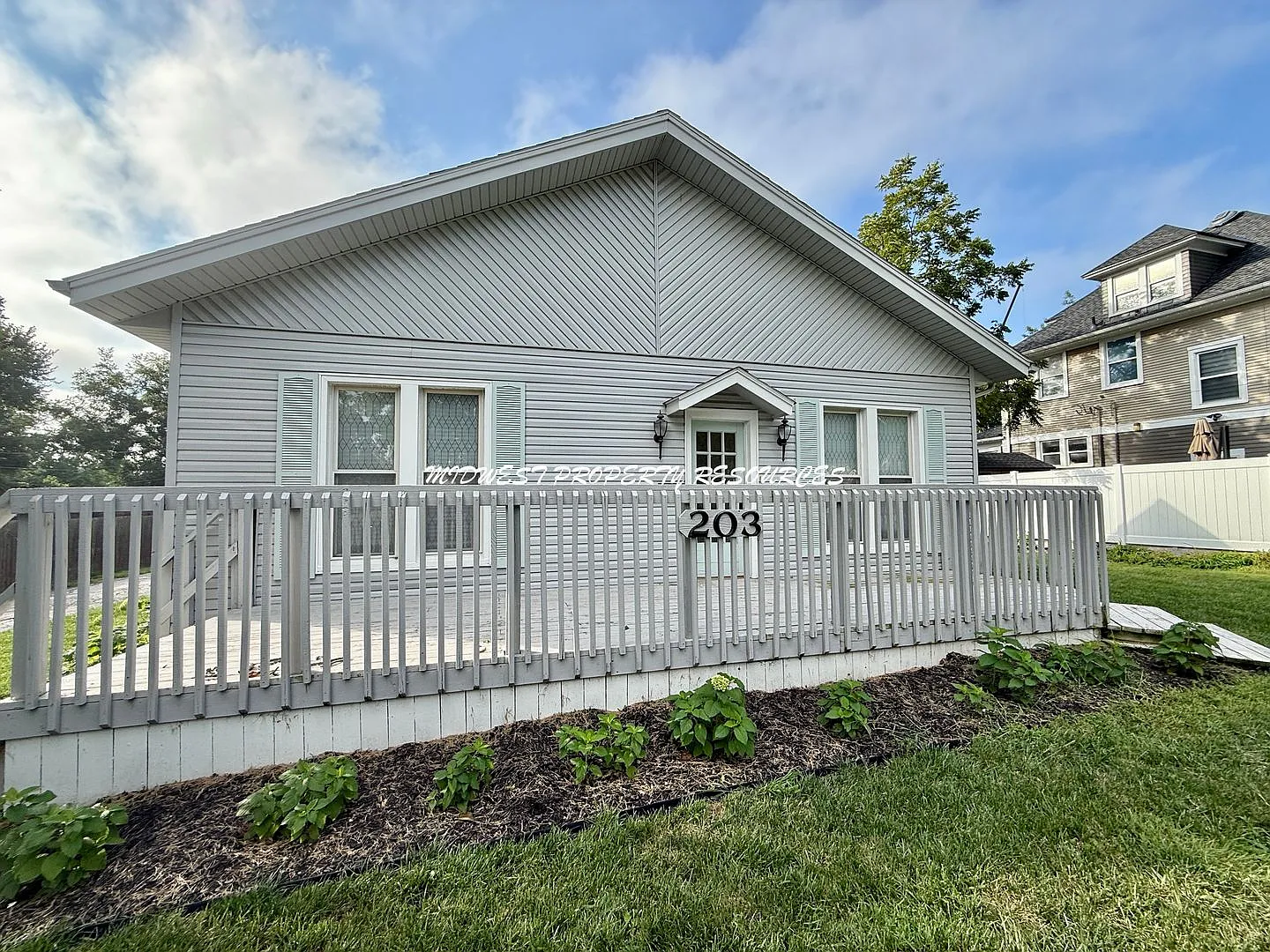 Beautifully Updated 3-Bedroom Home in Downtown Lee's Summit! — Photo 2