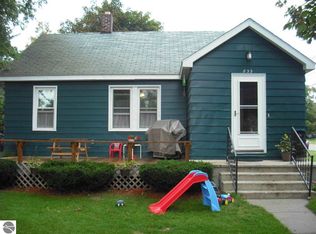 833 James St, Frankfort, MI 49635