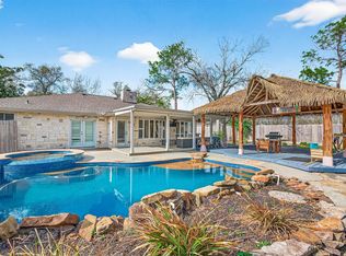 805 Camelot Ln, Friendswood, TX 77546
