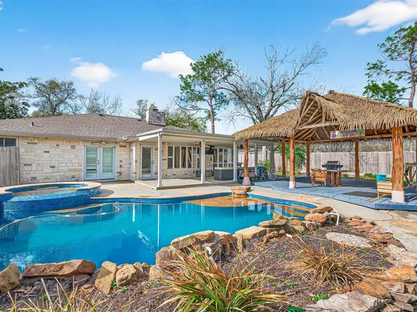 805 Camelot Ln, Friendswood, TX 77546