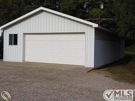 874 Angle Garage front.JPG