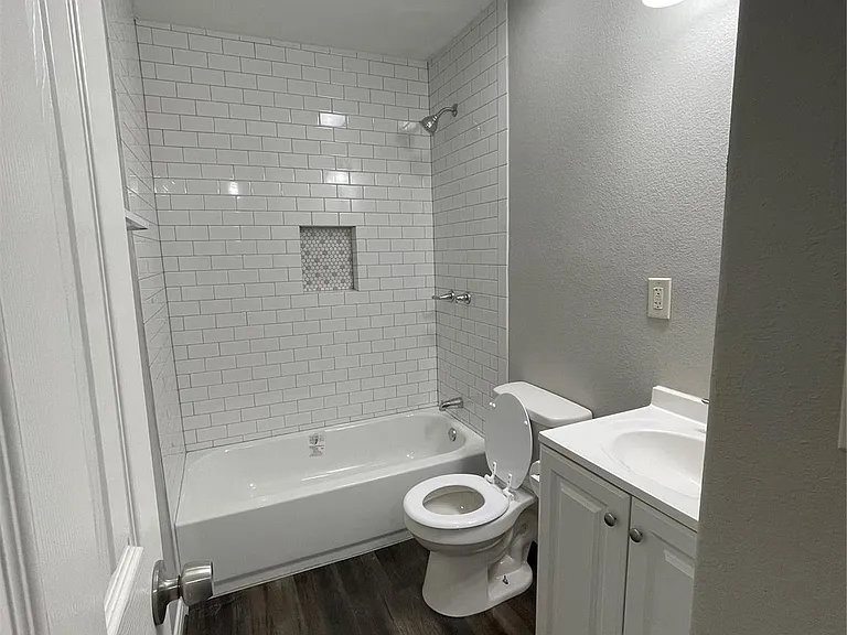 1735 W 8th St — Photo 10