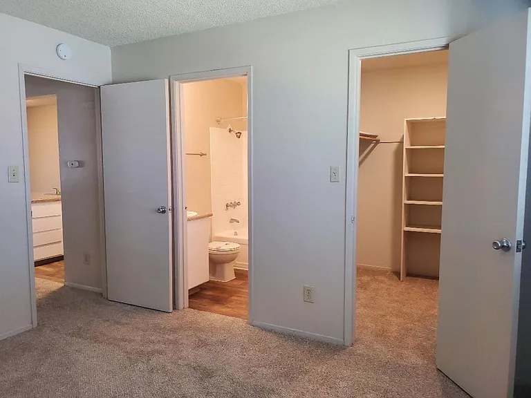 Emerald Gardens Apartments — Photo 8