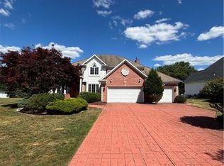 27 Rolling Woods Ln, Buffalo, NY 14224