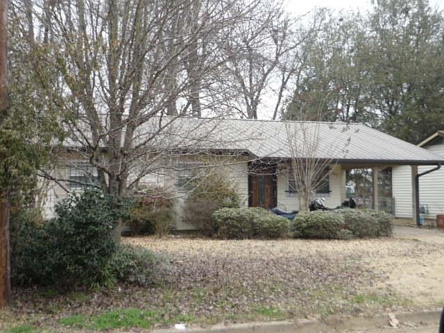 2nd image of 405 Pecan St