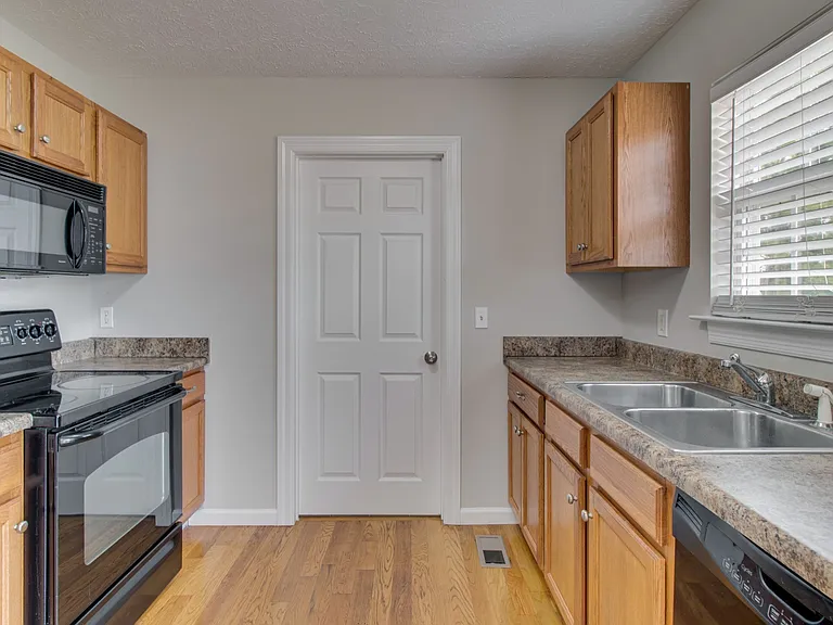 4910 Court Dr — Photo 18