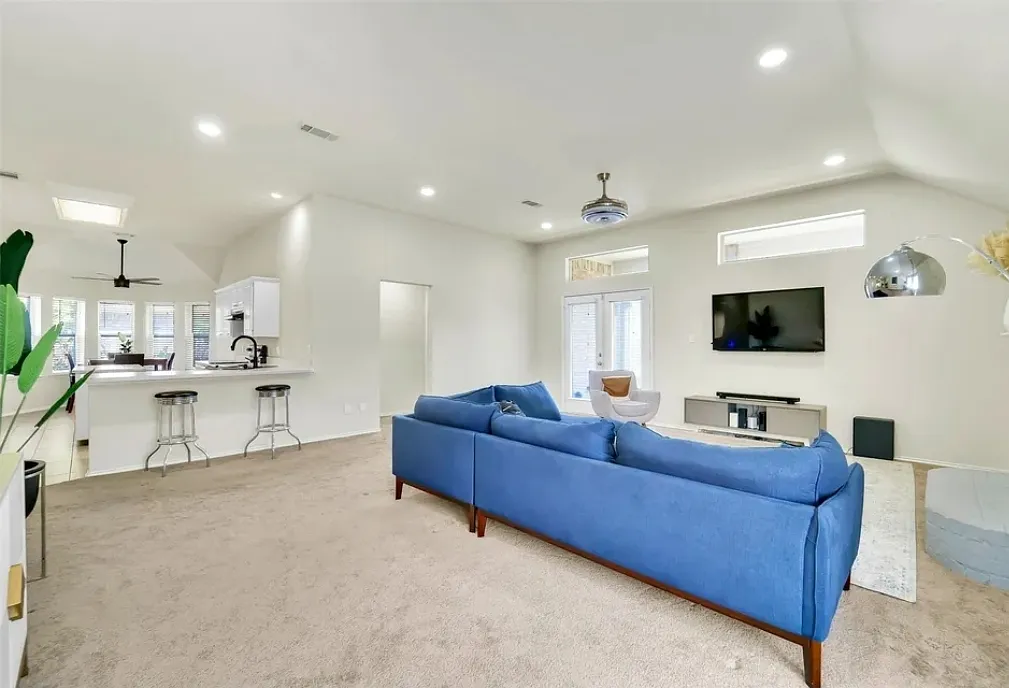 3 bed, 1777 sqft, $2,300 — Photo 4