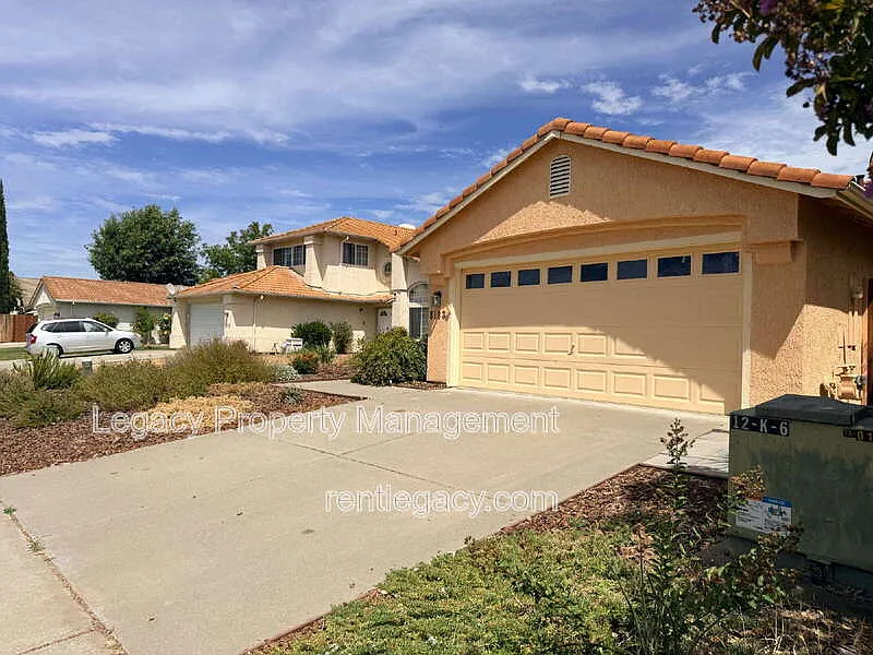 4 bed, 2.0 bath, 1715 sqft, $2,895 — Photo 2