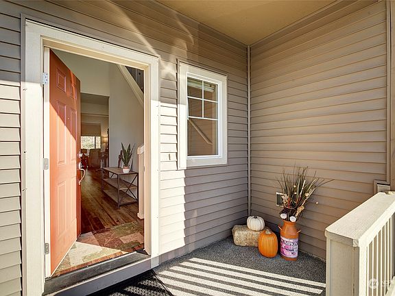 5th image of 1343 43rd Street NE