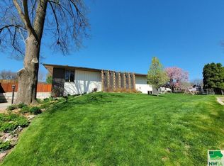2701 Sunnyside Ct, Sioux City, IA 51106