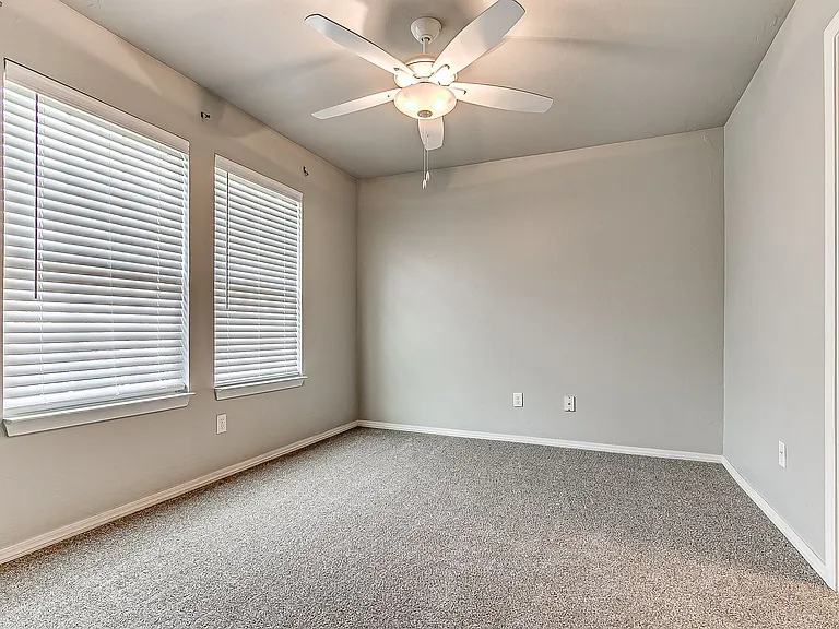 2816 NW 187th Ter — Photo 11