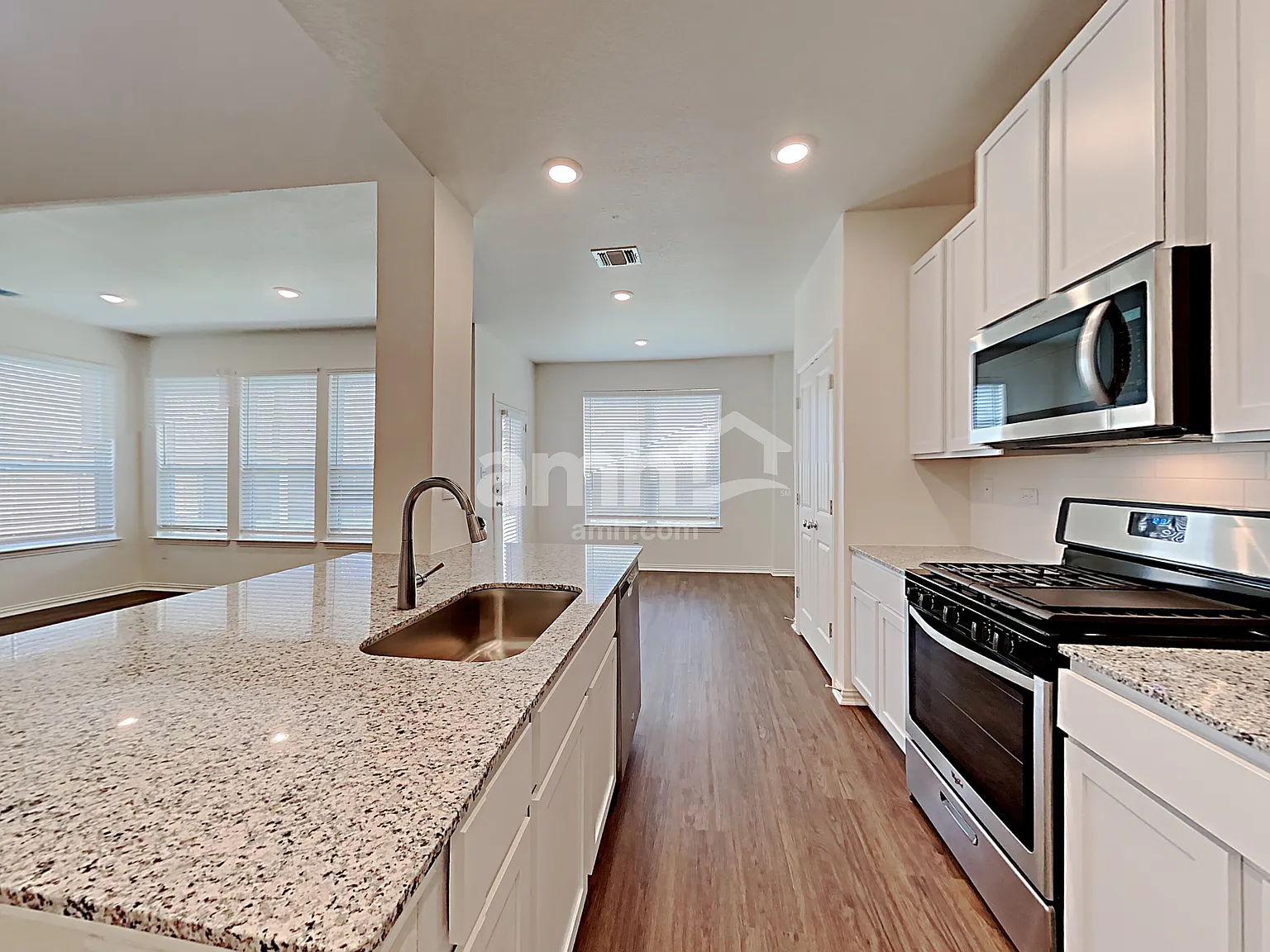 3 bed, 2.5 bath, 1529 sqft, $1,820 — Photo 3