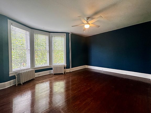 Beautiful light in bedroom, bay windows
