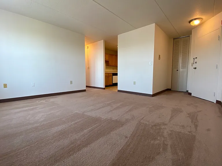Amberson Plaza — Photo 16