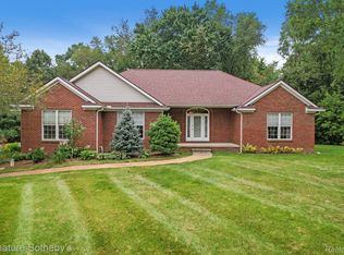 2023 Blackberry Ln, Howell, MI 48855