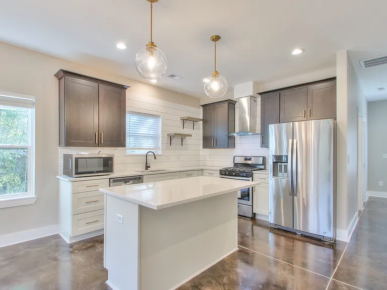 921 Spain Ave — Photo 2