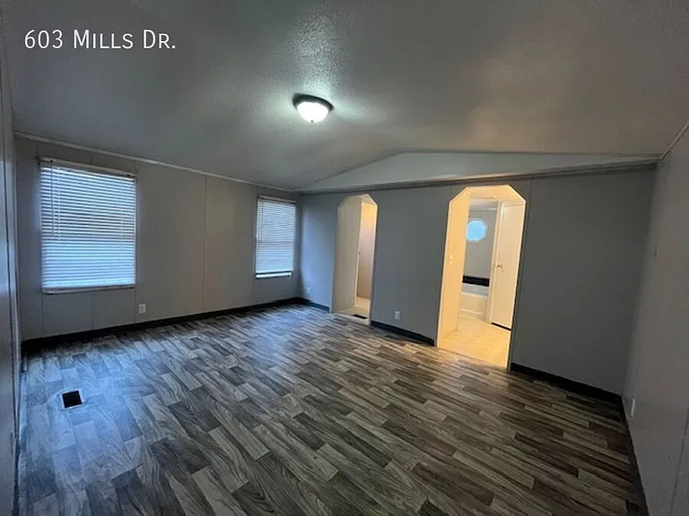 603 E Mills Dr — Photo 5