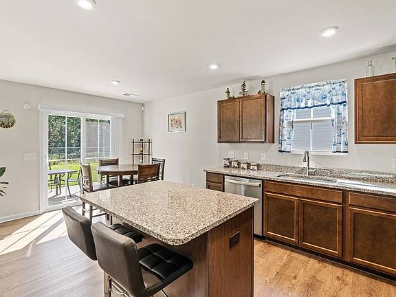 5th image of 215 Highland Station Dr