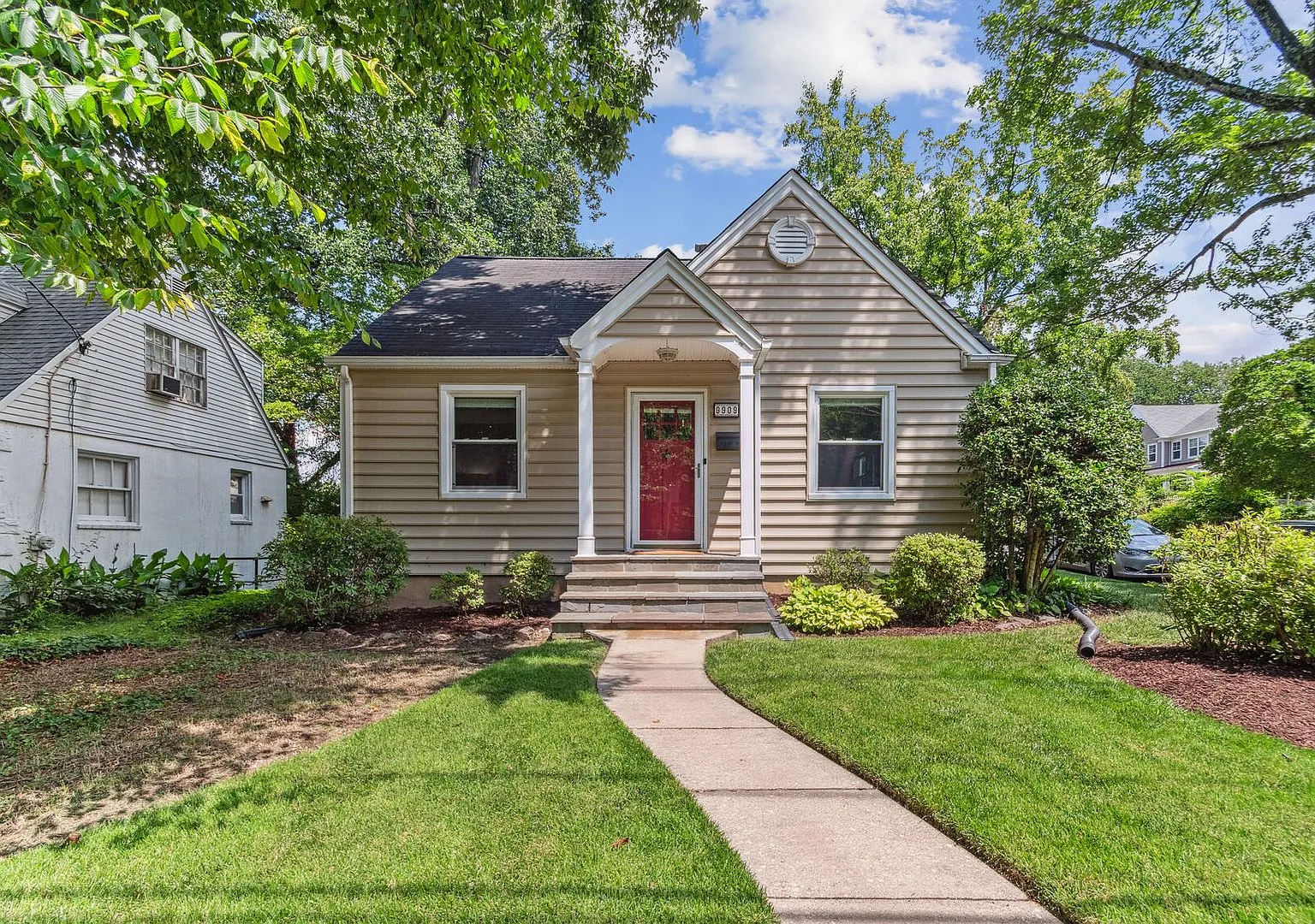 Cute Cape Cod Close to Forest Glen Metro w/huge backyard! — Photo 3