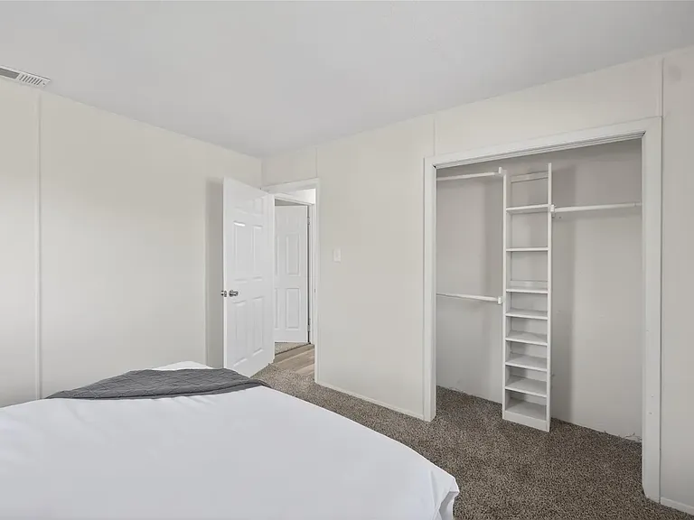 2020 Midlake Ln — Photo 11