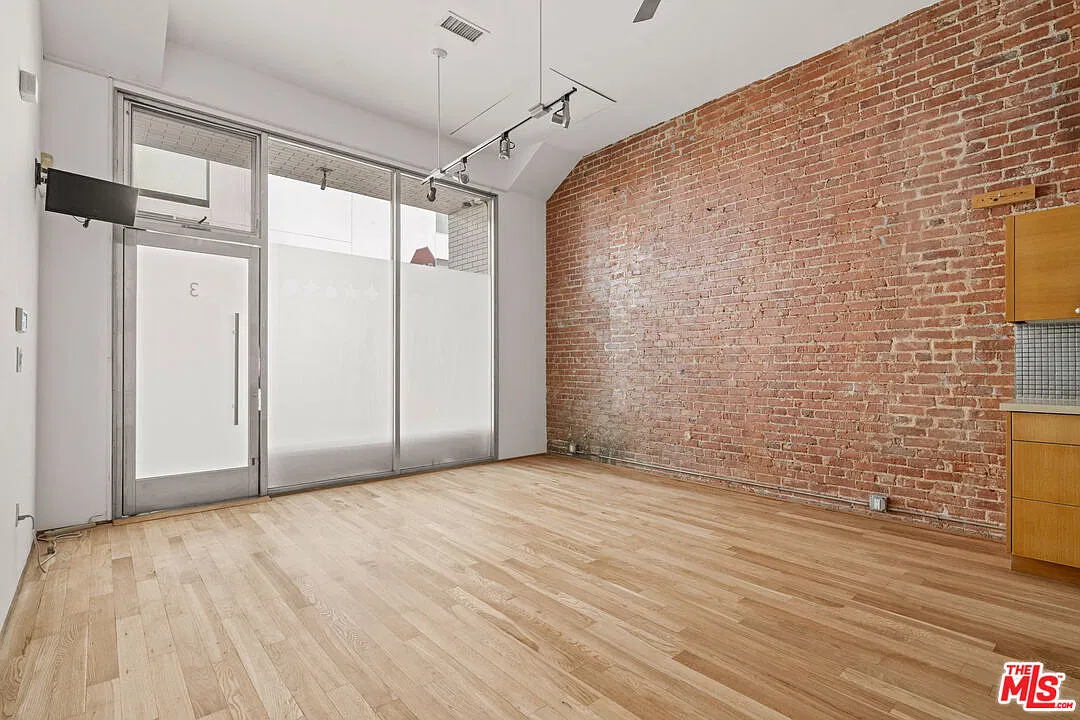1 bed, 1.0 bath, 1050 sqft, $4,950 — Photo 4
