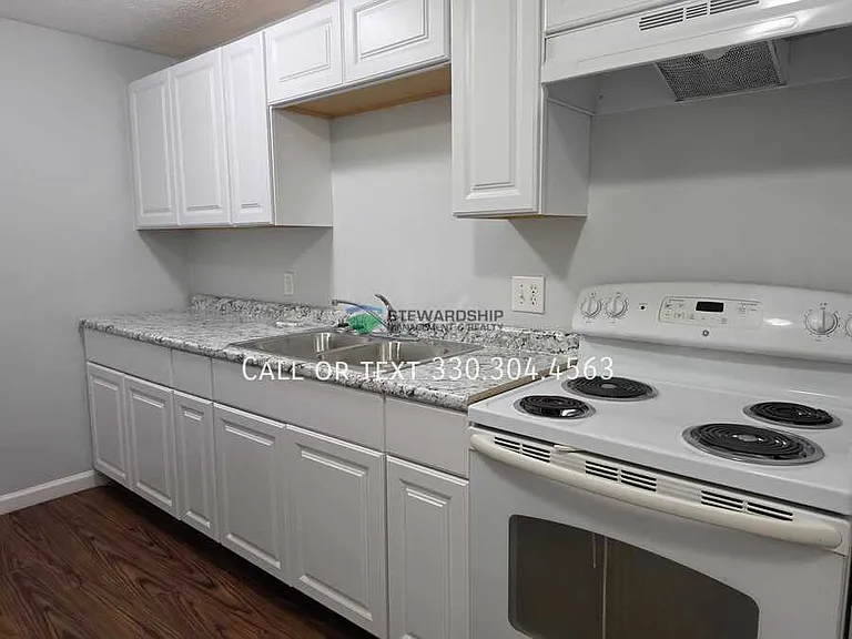 1111 N Elm St #R — Photo 3