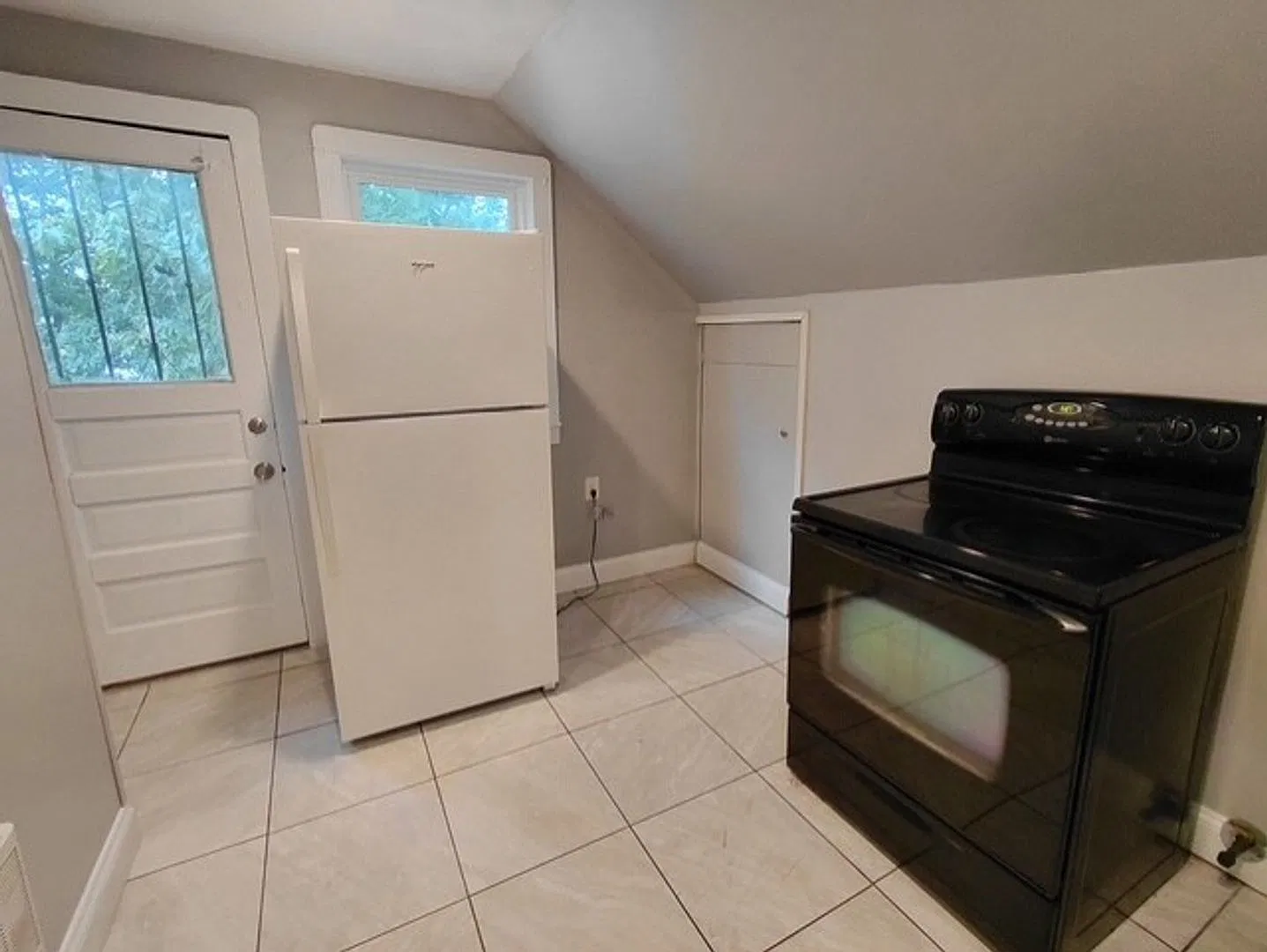 9815 Reno Ave, Up — Photo 3