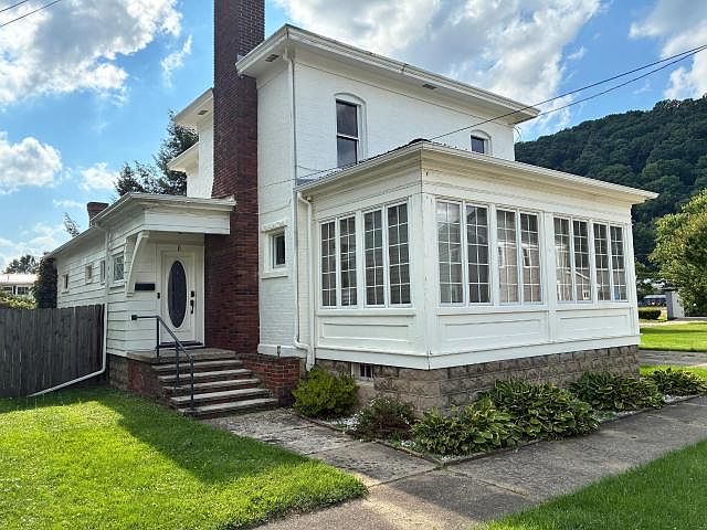 1st image of 8 Walnut St