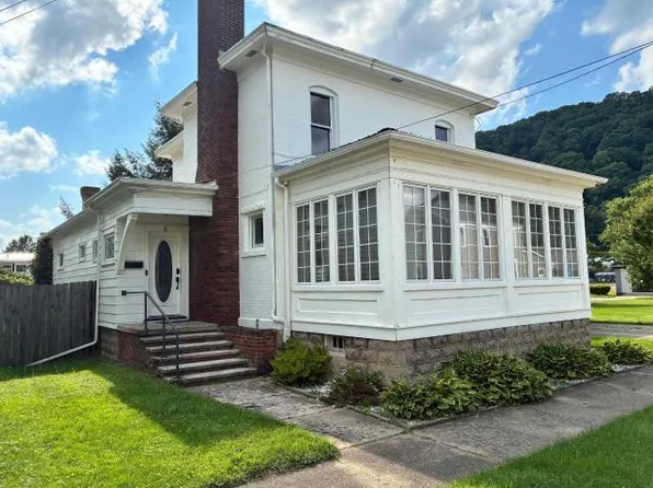 8 Walnut St #6, Warren, PA 16365