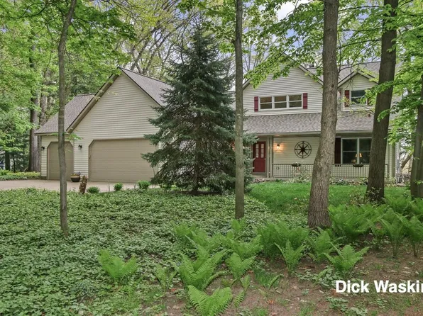 6177 Bayou Trl, Saugatuck, MI 49453