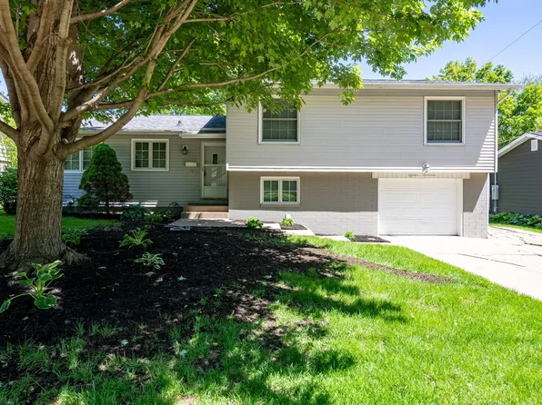 1817 Fairmeadows Dr, Bettendorf, IA 52722