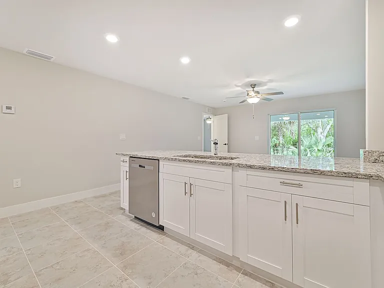 6076 Lacota Ave — Photo 6