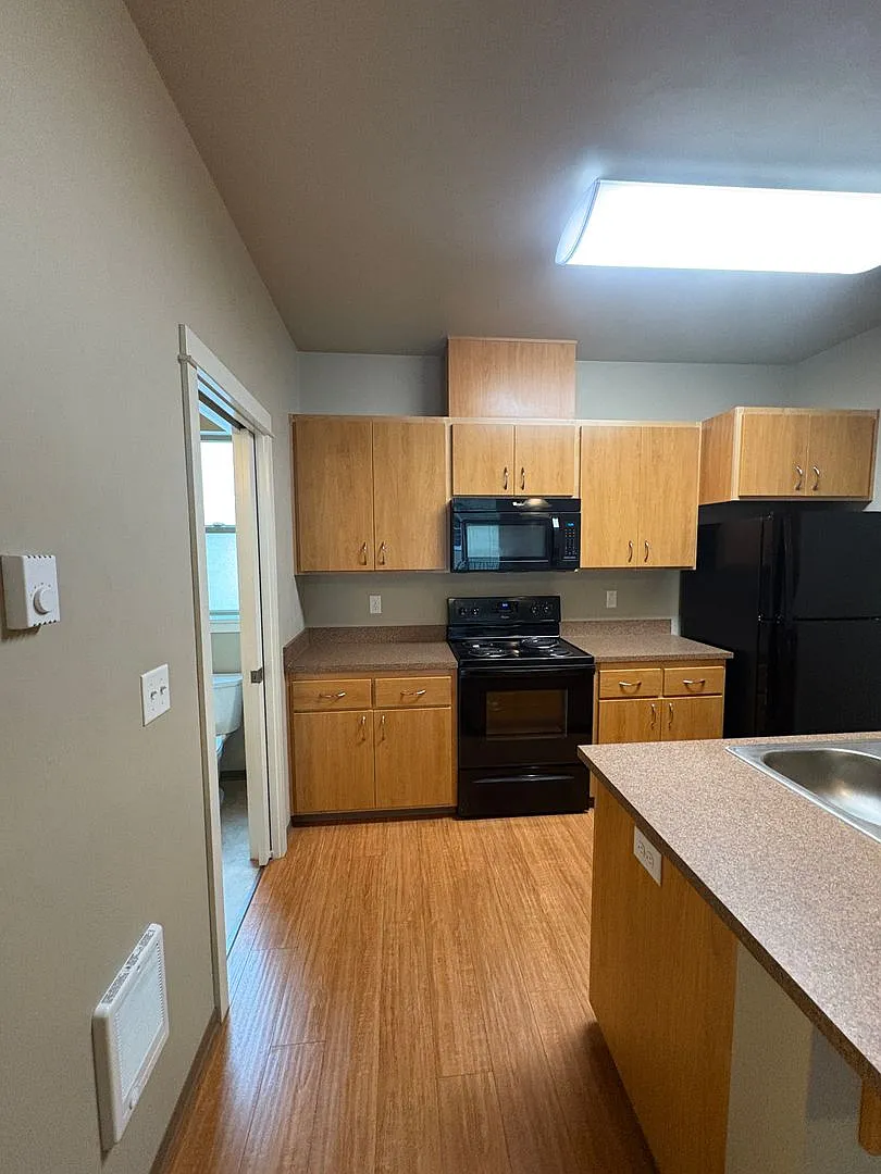 2 Bedroom 1 1/2 Bath Close to campus on 14th & Patterson — Photo 1