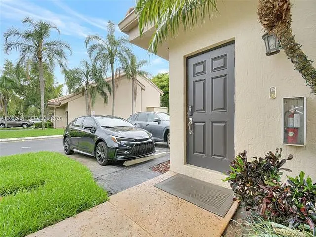 16339 Malibu Dr — Photo 4