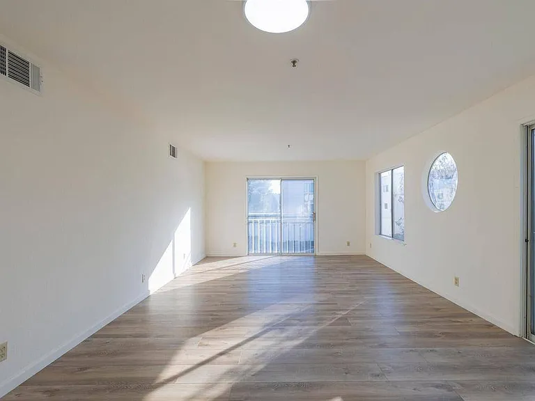 Napa Creek Apartments — Photo 2