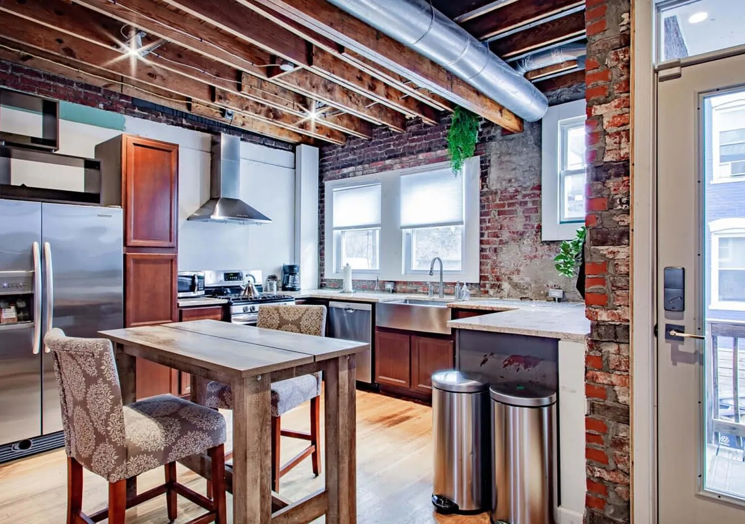 Spacious 3-Bedroom DC Townhome with Private Entrance and Parking near — Photo 2