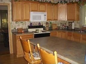 5th image of 411 Arbutus Ave