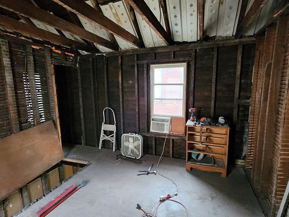 2nd image of 714 Elm St