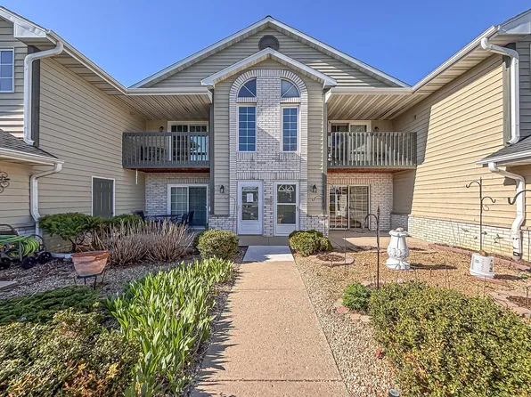 W240N2510 East Parkway Meadow CIRCLE #2, Pewaukee, WI 53072