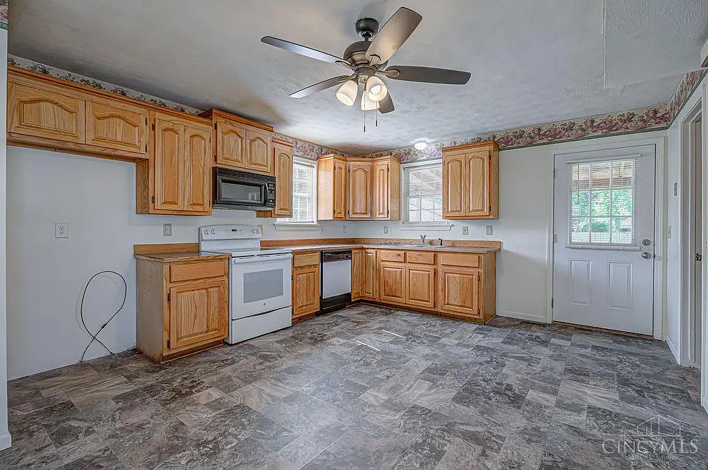 3 bed, 1.5 bath, 1452 sqft, $1,900 — Photo 3