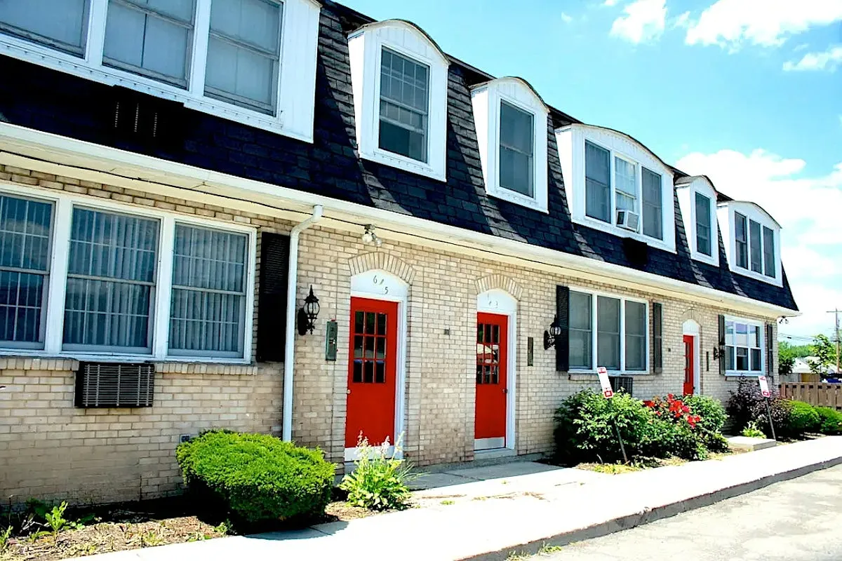 Parkview Manor Apartments — Photo 1