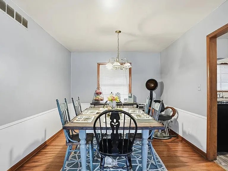 582 N Xenophon Ave — Photo 2