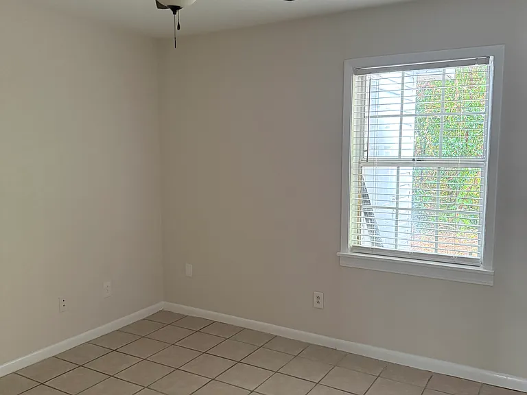 811 Varsity Dr — Photo 10